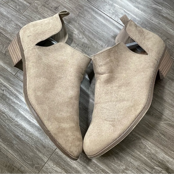 Lane Bryant Ankle Boots Side Dip Beige Faux Suede Low Heel Women’s 9W side dip - Picture 3 of 11